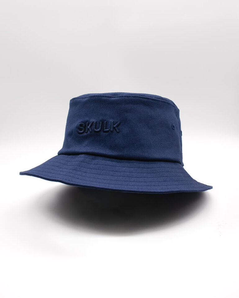 Detail of the navy bucket hat. Detalhe da frente do chapeu panama marinho.