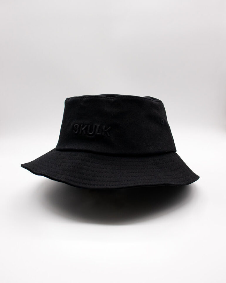 Bucket Hat in Black with SKULK logo in black at the front. Chapéu panamá preto com o logo SKULK na frente. Classic version