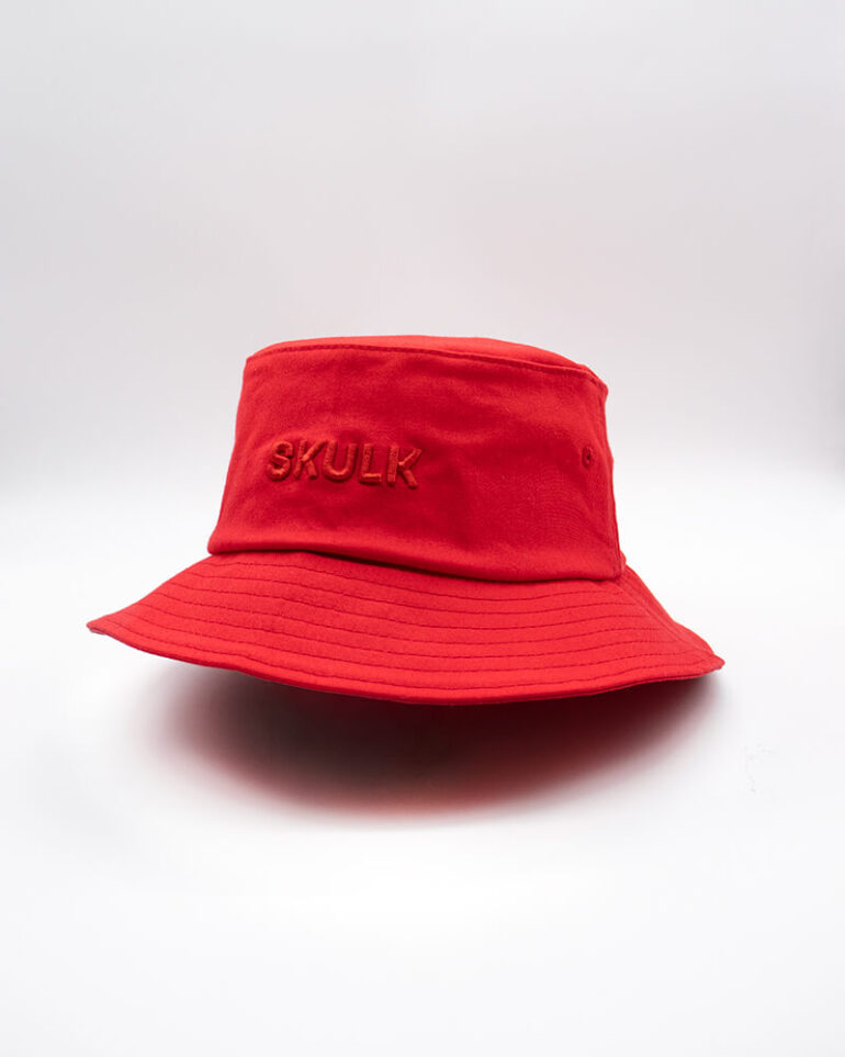Bucket Hat in red with SKULK logo in red at the front. Chapéu panamá vermelho com o logo SKULK na frente. Classic version