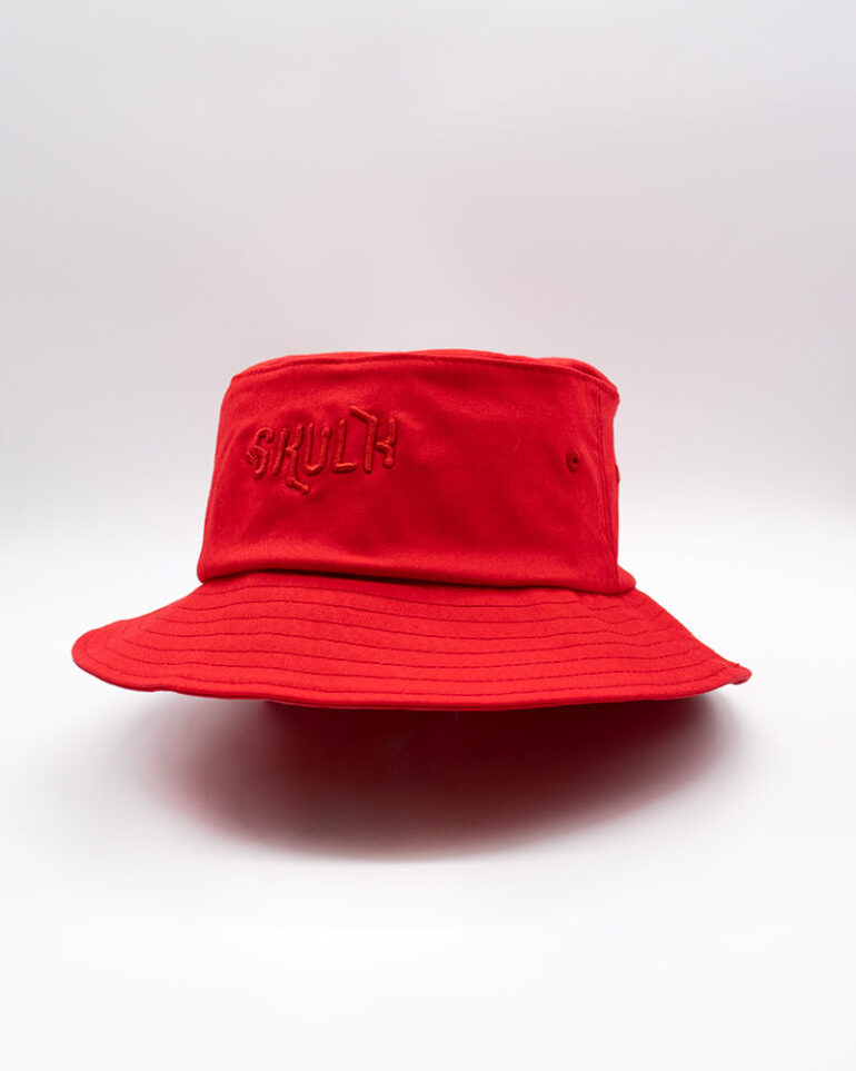 Bucket Hat in red with SKULK logo in red at the front. Chapéu panamá vermelho com o logo SKULK na frente. Extended version